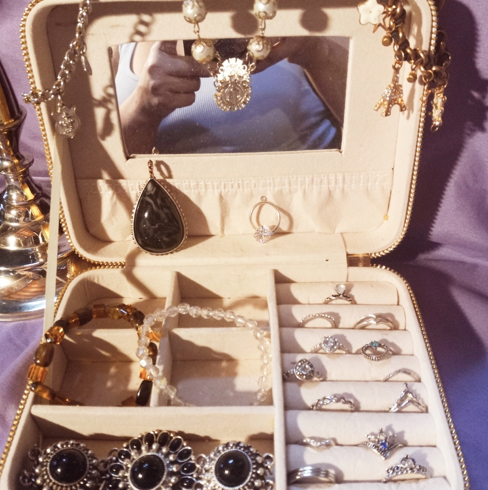 Beautiful vintage to Modern jewelry lot